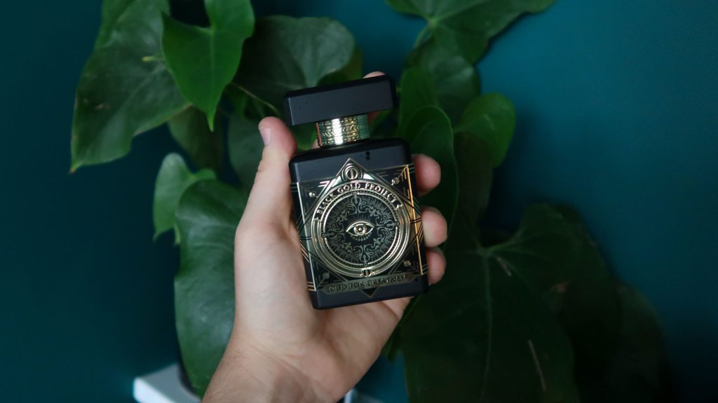 مقایسه جامع عطر خالص اینیشیو عود فور گریتنس و ادکلن اصل اینیشیو عود فور گریتنس